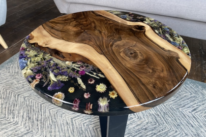 table basse bois r&eacute;sine et fleurs sur-mesure elementti